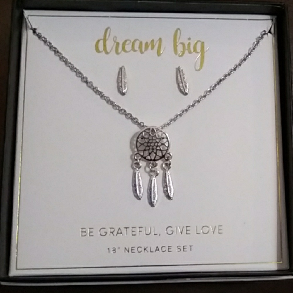 Silver 18 inch dreamcatcher necklace with earrings